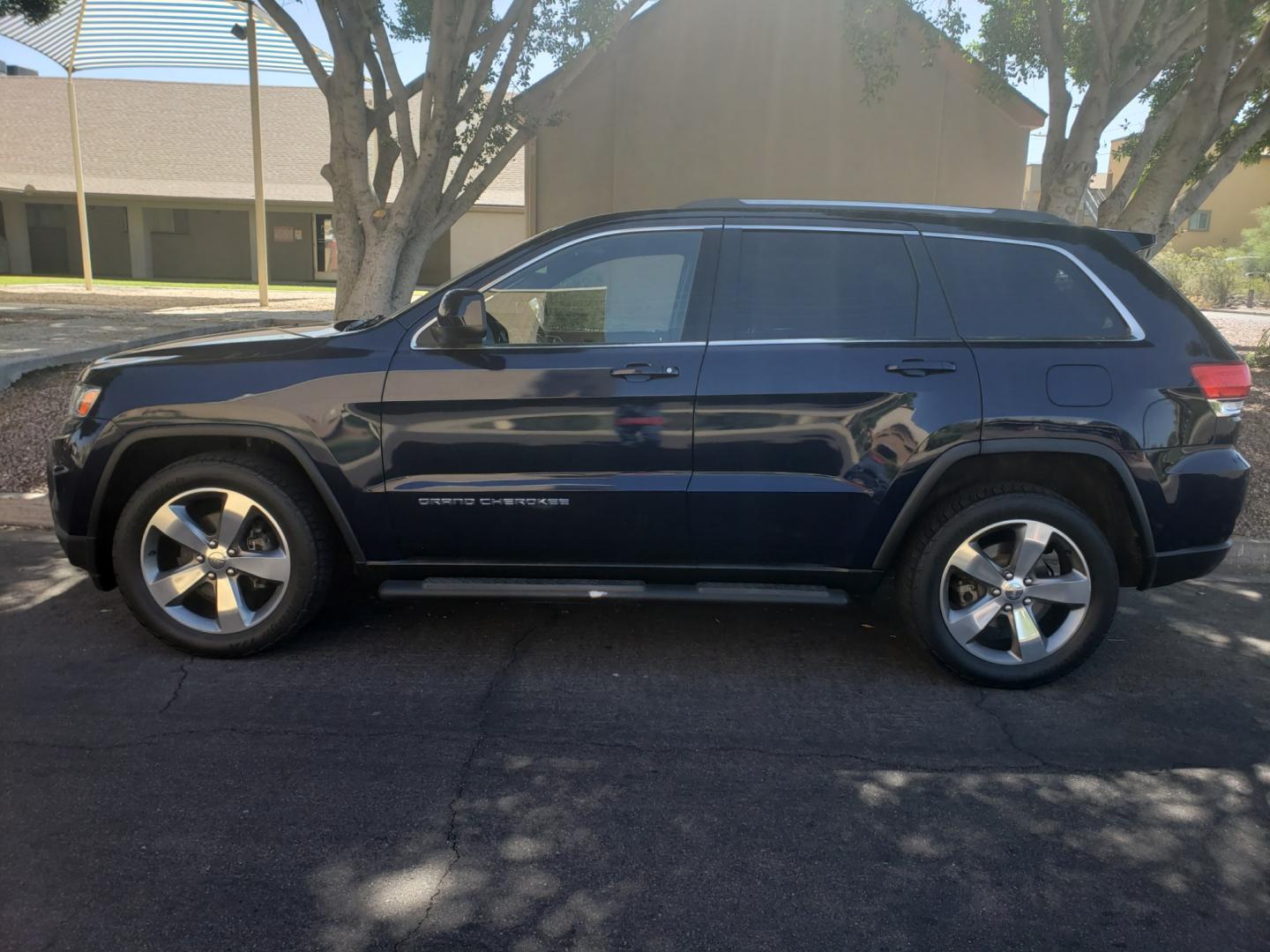 2014 /black Jeep Grand Cherokee laredo (1C4RJFAGXEC) with an 3.6L V6 DOHC 24V engine, 8 speed 4x4 transmission, located at 323 E Dunlap Ave., Phoenix, AZ, 85020, (602) 331-9000, 33.567677, -112.069000 - 2014 Jeep Grand Cherokee Laredo,......EXCELLENT condition,...... Ice Cold A/C front and rear, Clean Black interior with black cloth seats in near perfect condition, New brakes, Tune up, Touch scrren Stereo/CD player, satellite compatible, Phone sync, Bluetooth, This suv is gorgeous inside and out, I - Photo#6